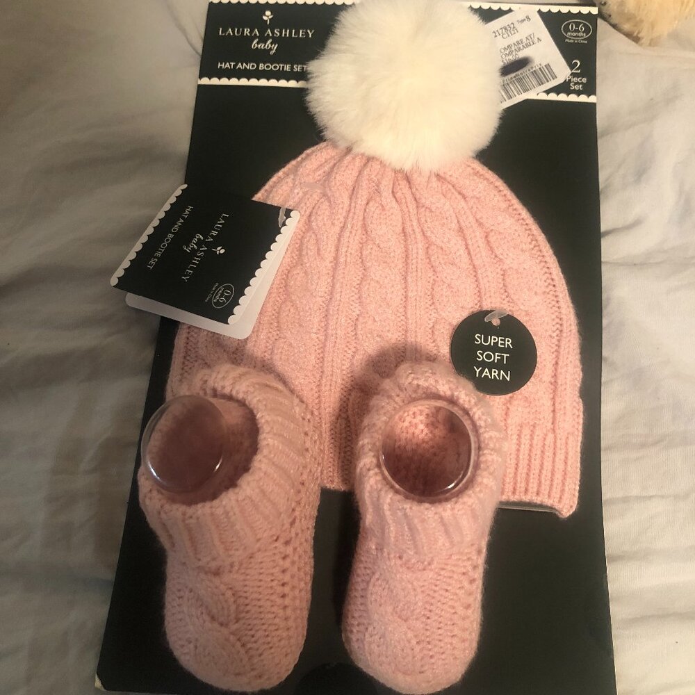 LAURA ASHLEY HAT & BOOTIE SET 2PC / 0-6M